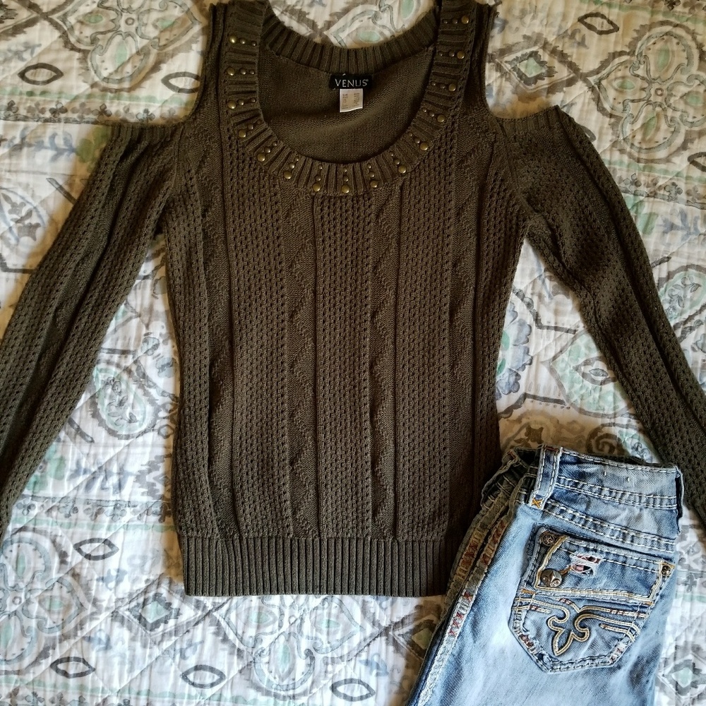 Cold shoulder top